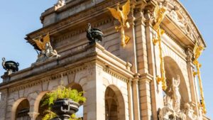 Guida pratica per creator italiani che vogliono raggiungere brand polacchi su Chingari e proporre trasformazioni before-and-after, con strategie, messaggi modello e casi pratici.