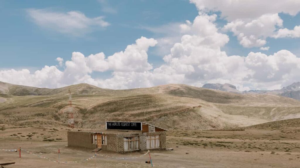 Guida pratica per creator in Italia: come contattare brand belgi su Line e vendere contenuti fitness branded, con strategie locali, strumenti e modello di outreach.