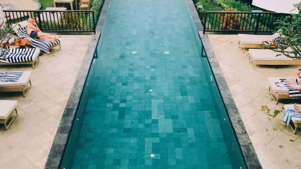 Strategia pratica per creator in Italia: come trovare, contattare e cross-promuovere con brand colombiani su Clubhouse, con esempi, rischi e strumenti consigliati.