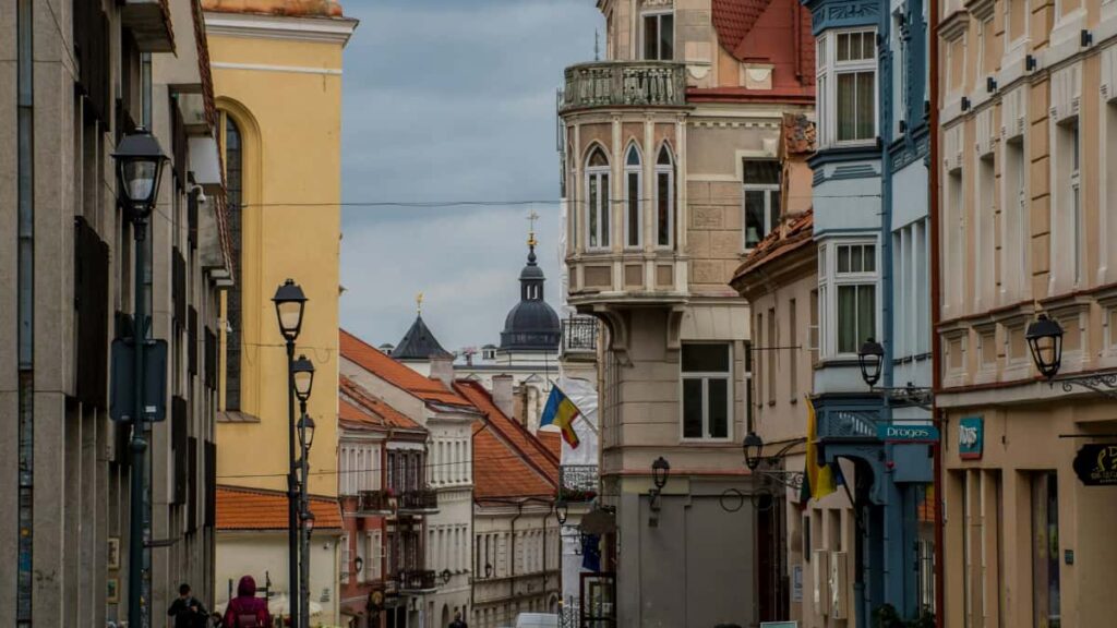 Guida pratica per creator italiani su come raggiungere brand uzbeki via YouTube per review di nuove feature di gioco, con strategia, canali e modelli di outreach.