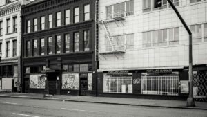 Guida pratica per creator italiani: come identificare, contattare e ingaggiare brand algerini su Rumble per GRWM (Get Ready With Me). Strategie locali, template messaggi e consigli legali/PR.